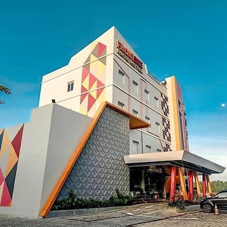 Front One Hotel Nganjuk Exterior foto