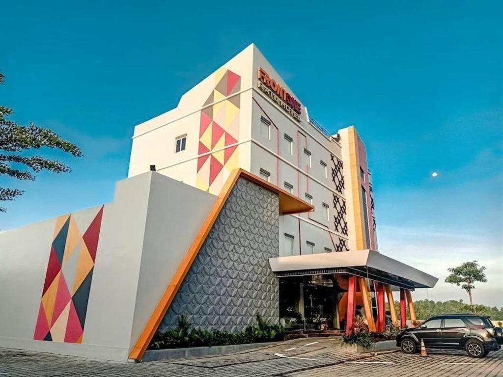 Front One Hotel Nganjuk Exterior foto